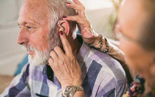 老年人配助听器