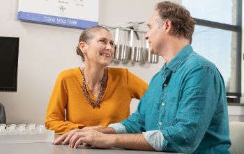 听力损失可能导致
夫妻之间的日常沟通中断，并可能使任何
关系紧张。