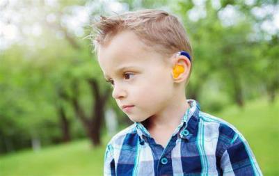 为何摘下助听器后感觉听力比原来差？