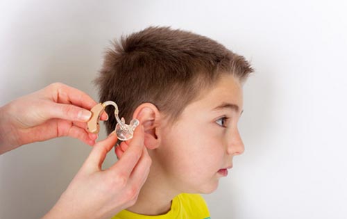 小孩子戴助听器