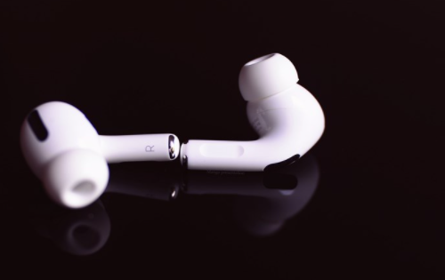 AirPods研发新功能 变健康装置可当助听器、量耳温