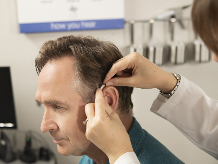 配戴助听可以让长辈的听力变好，但是可以帮助长辈听得更清楚，并延缓退化的速度